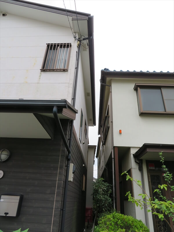 お隣との建物には多少余裕がありますが、雨樋がかなり近いので注意が必要です。